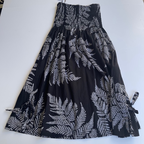 Hawaiian design Cover up/Skirt, Black and white.  Size L - Picture 1 of 13